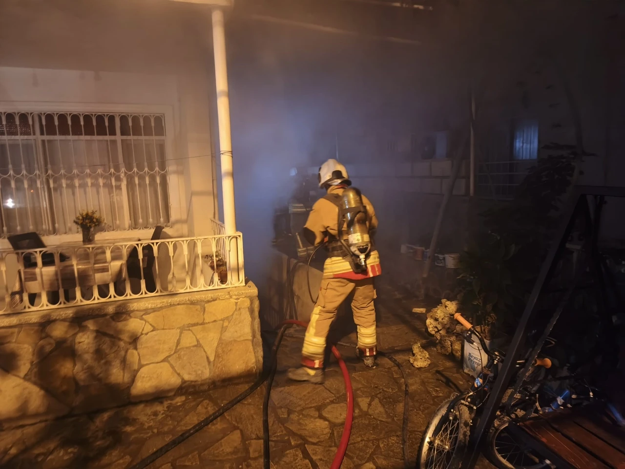 Arsuz'da Müstakil Evde Yangın! Bodrum Katı Küle Döndü (1)