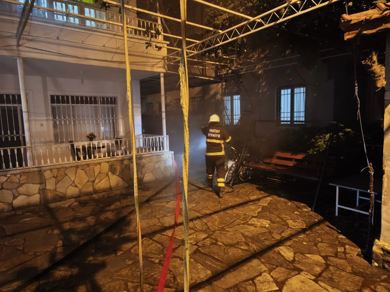 Arsuz'da Müstakil Evde Yangın! Bodrum Katı Küle Döndü (3)