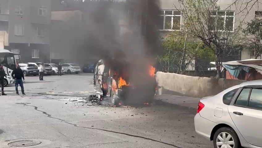 Ataşehir’de Park Halindeki Hafif Ticari Araç Alev Alev Yandı (1)