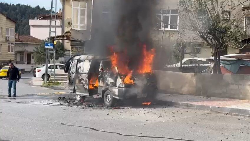 Ataşehir’de Park Halindeki Hafif Ticari Araç Alev Alev Yandı (2)