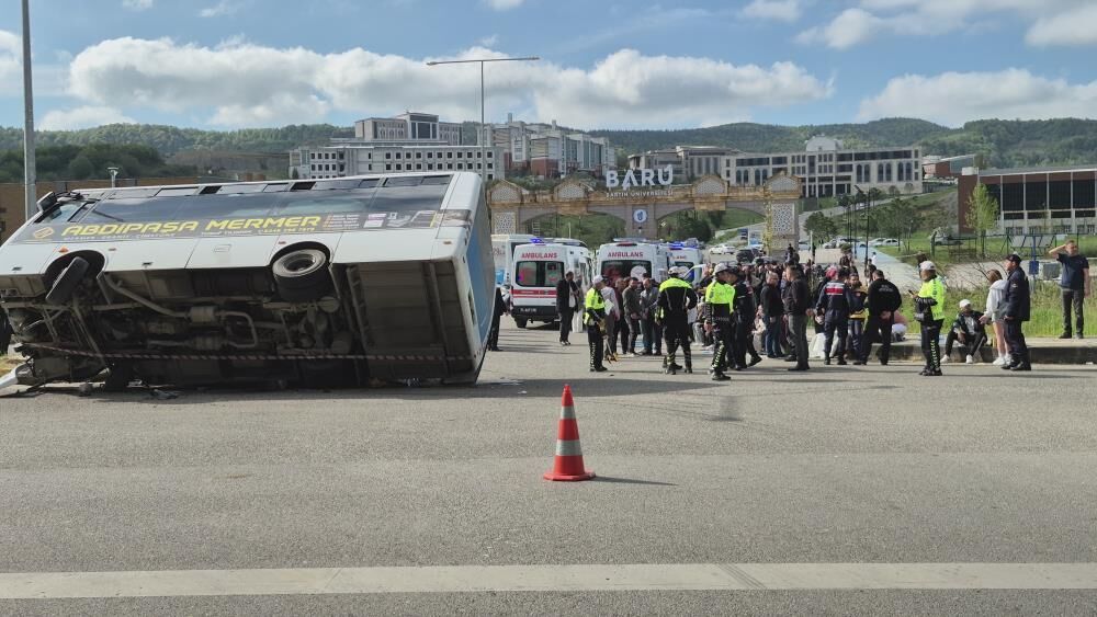 Halk otobüsü otomobilin üzerine devrildi: 44 yaralı