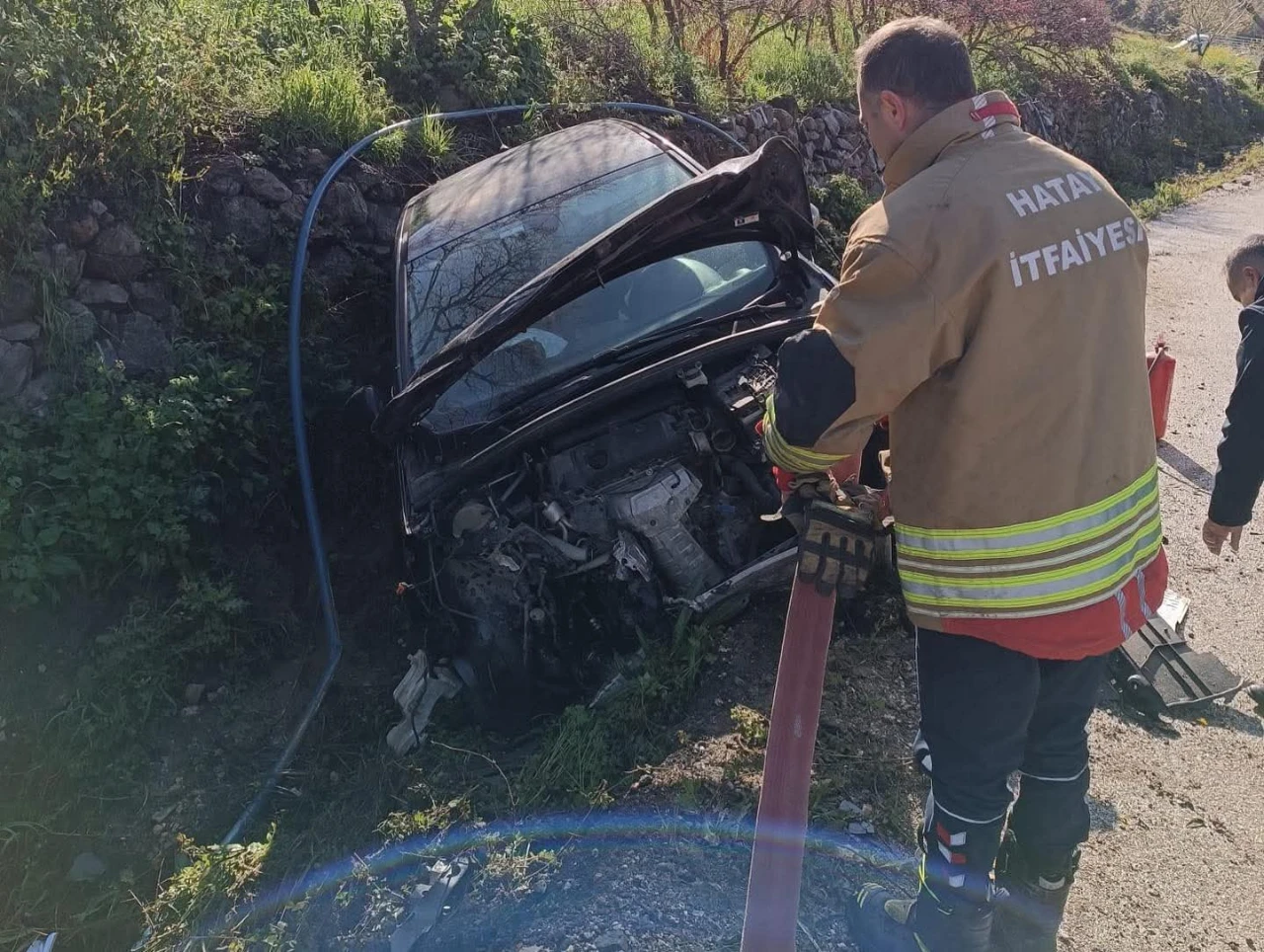 Bahçe Duvarına Çarpan Otomobil Kağıt Gibi Ezildi (2)