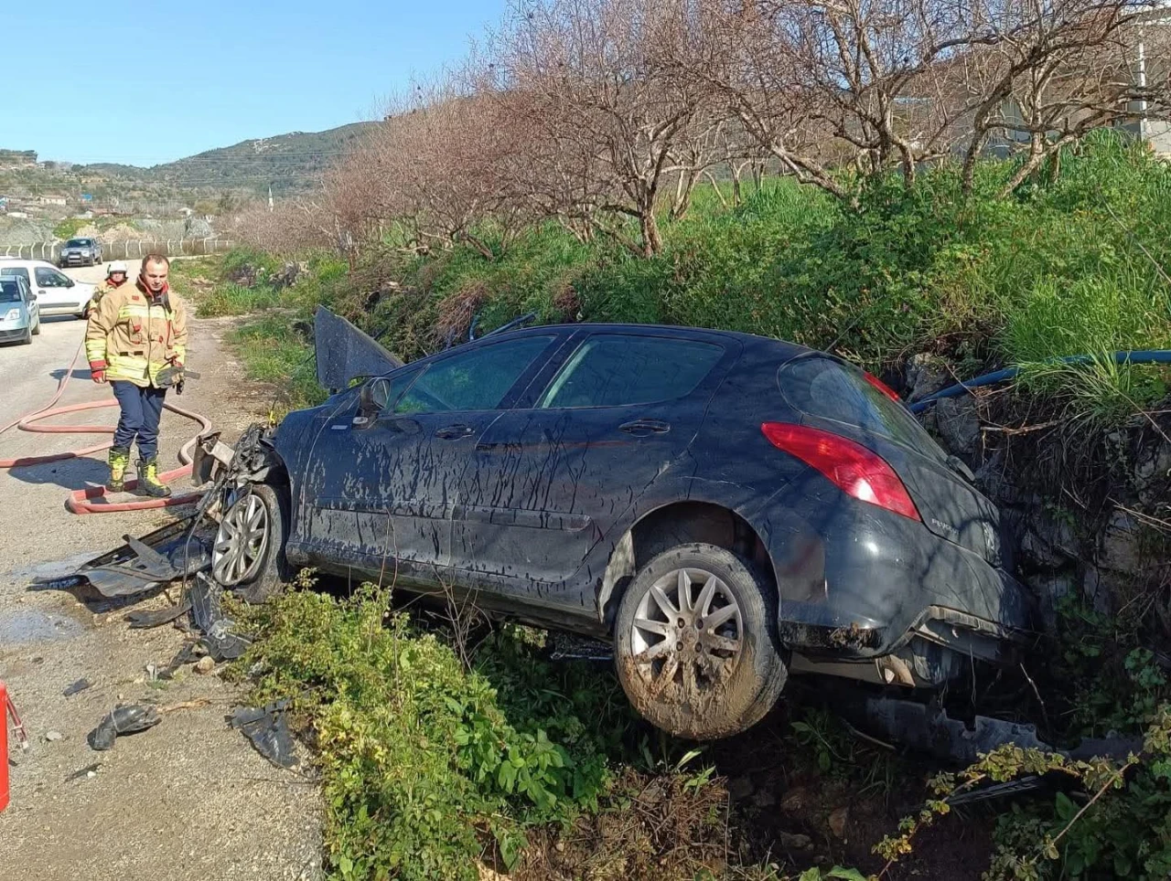 Bahçe Duvarına Çarpan Otomobil Kağıt Gibi Ezildi (4)