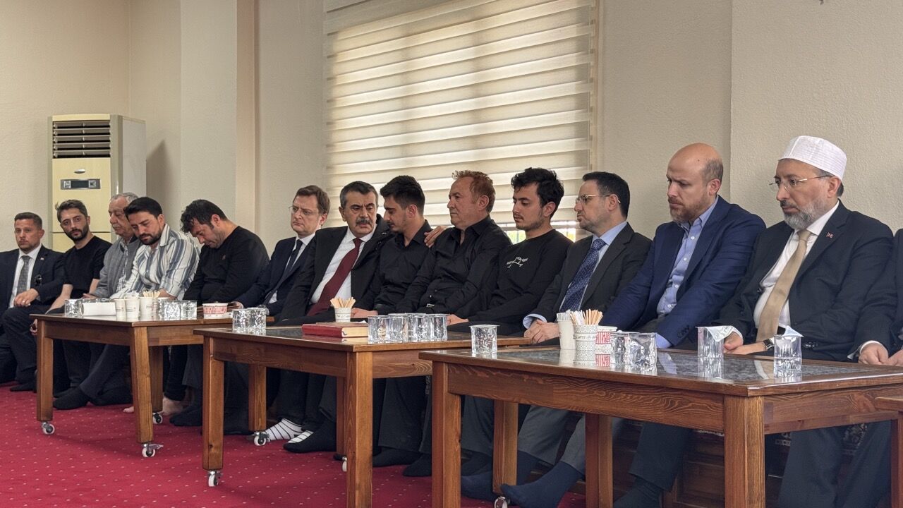 Bakanlardan Şehit Öğretmen Ayla Kara’nın Ailesine Ziyaret!3