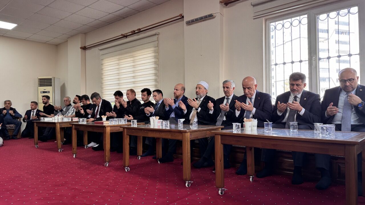 Bakanlardan Şehit Öğretmen Ayla Kara’nın Ailesine Ziyaret!4