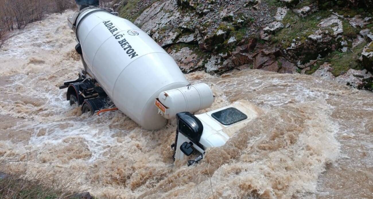Beton mikseri dereye uçtu: Sürücü kayboldu