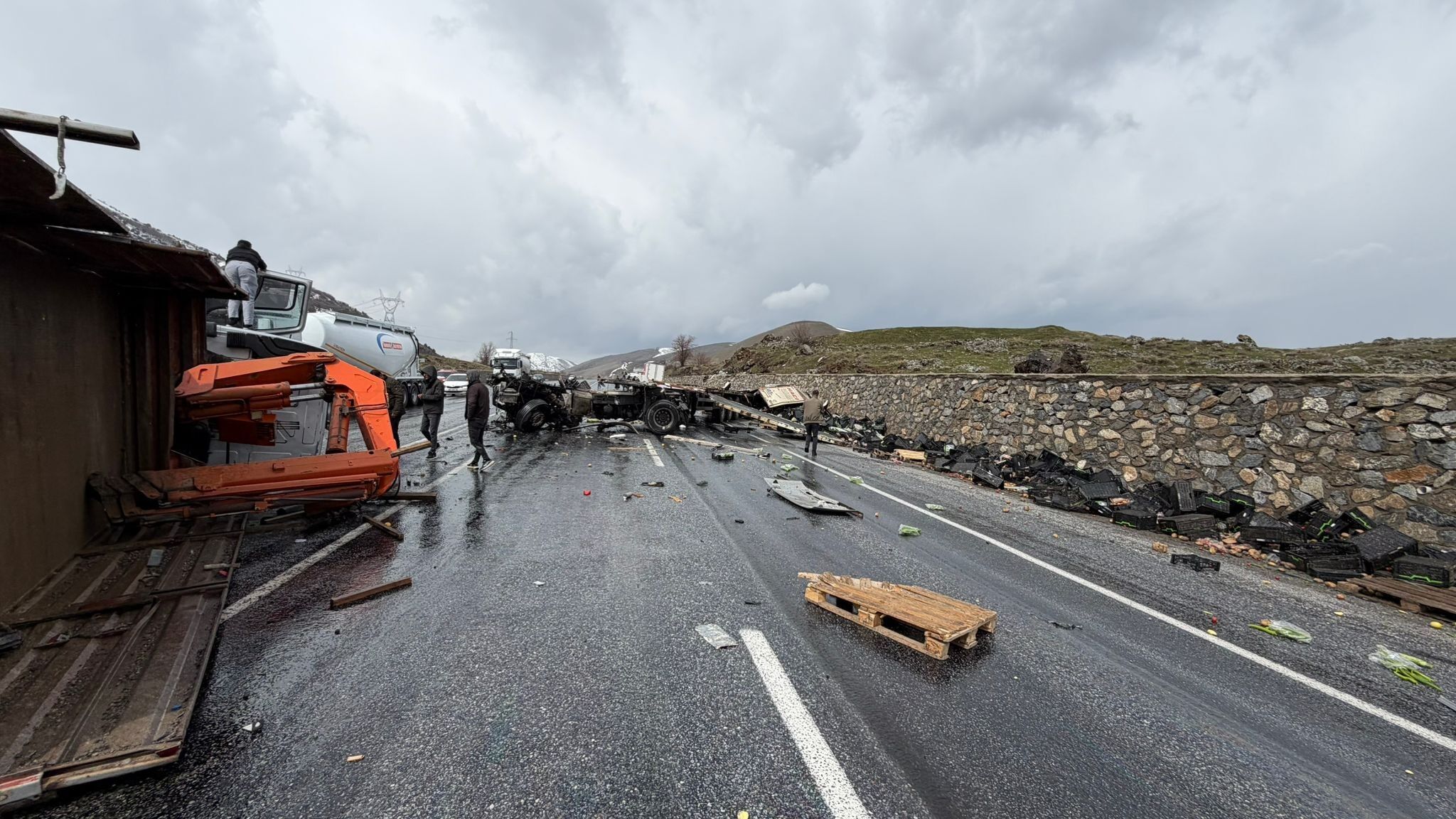 Bitlis’te Bakım Aracı İle Tir Çarpıştı 1’I Ağır 3 Yaralı (1)