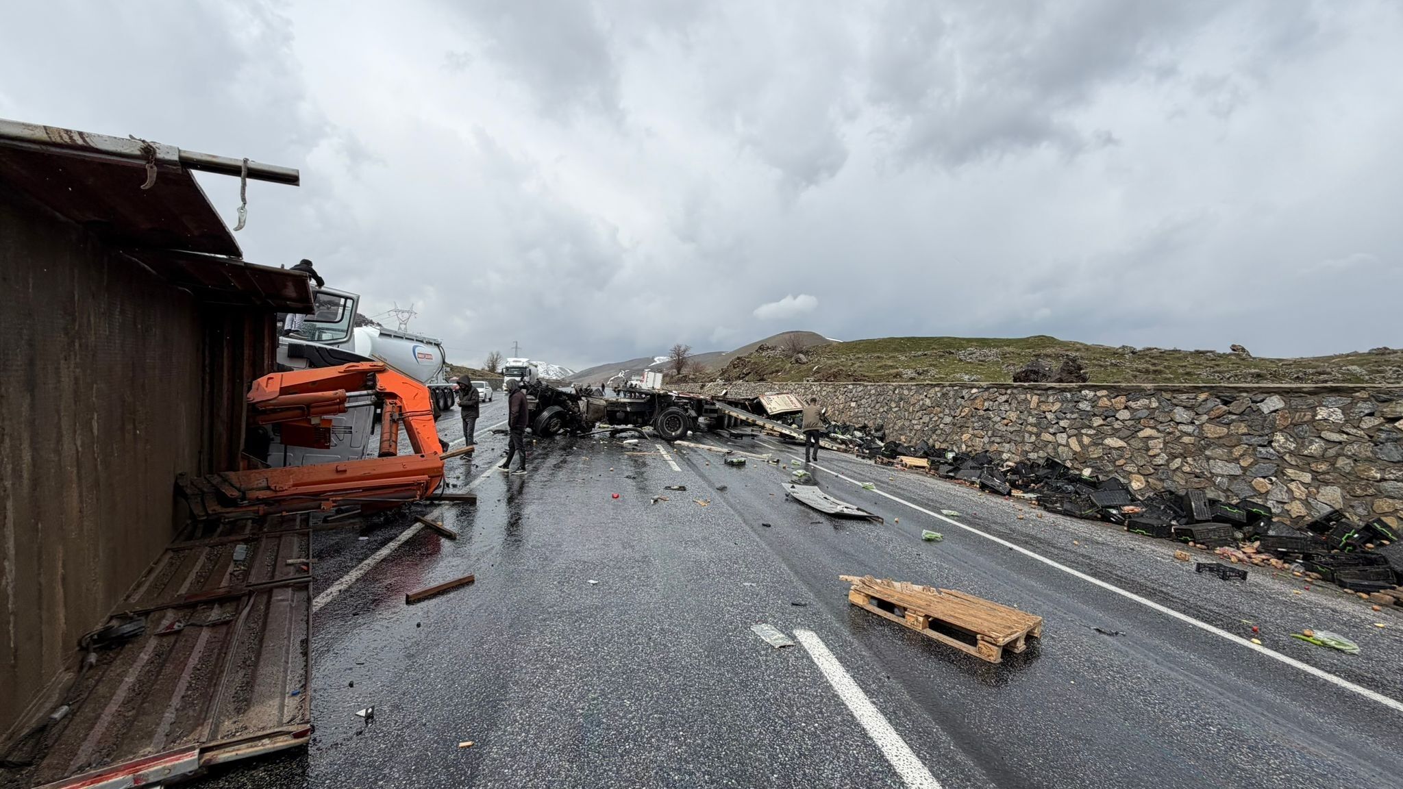 Bitlis’te Bakım Aracı İle Tir Çarpıştı 1’I Ağır 3 Yaralı (2)