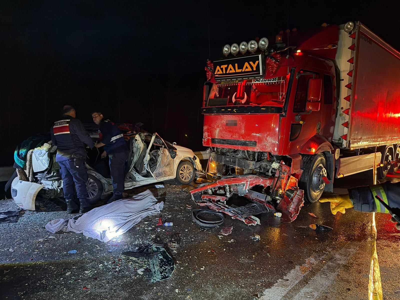 Burdur'da Anneyi Çocuklarından Ayıran Feci Kaza 1 Kişi Öldü, 4 Yaralı (3)