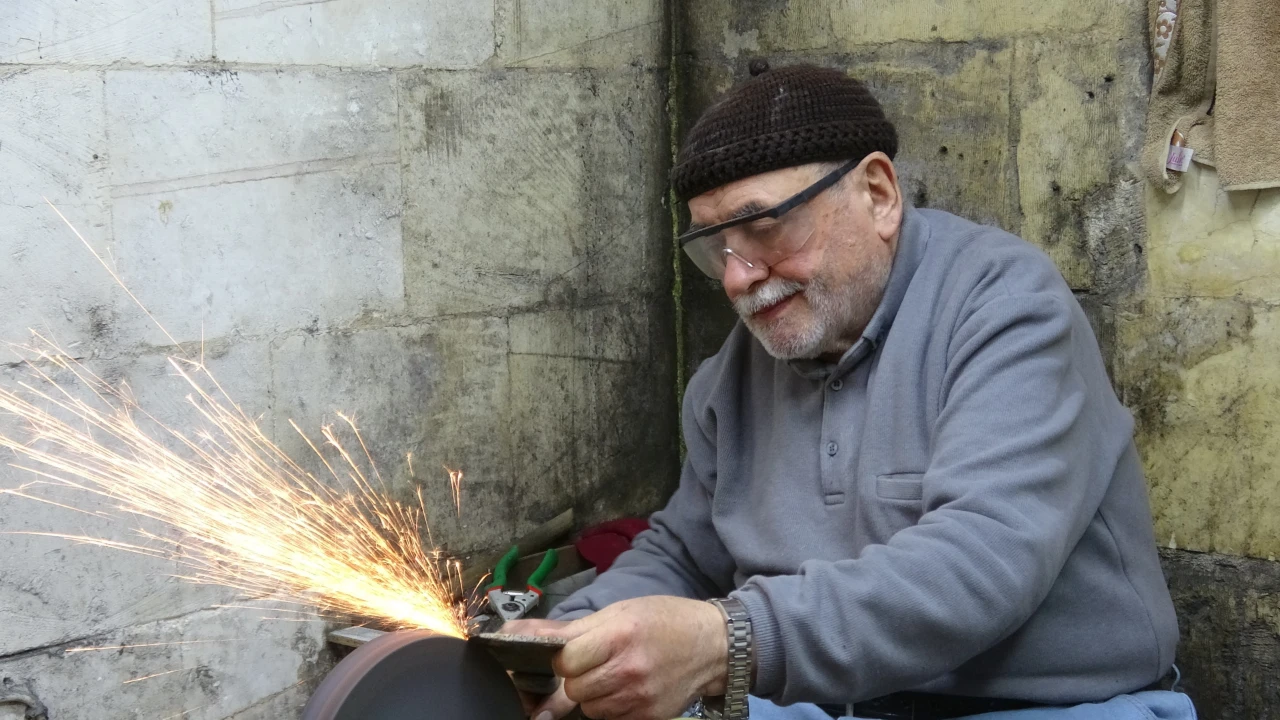 Cemil Usta 5 Metrekarelik Dükkanda 67 Yılı Devirdi! (2)