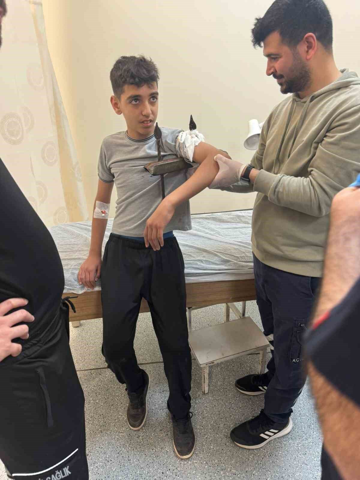 Demir Korkuluk, Küçük Çocuğun Koluna Saplandı-1