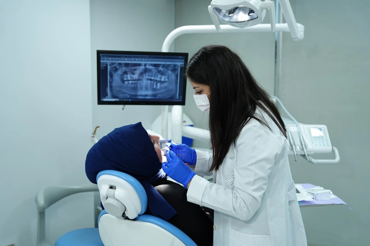 Diş Beyazlatma Ürünlerine Dikkat! Uzmanlar Kalıcı Hasar Uyarısı Yaptı (2)