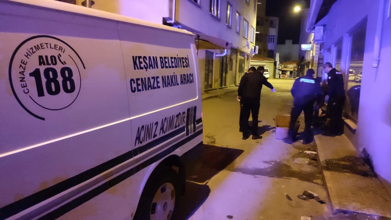 Edirne Keşan’da Şüpheli Ölüm! 57 Yaşındaki Adam Sokakta Ölü Bulundu (4)