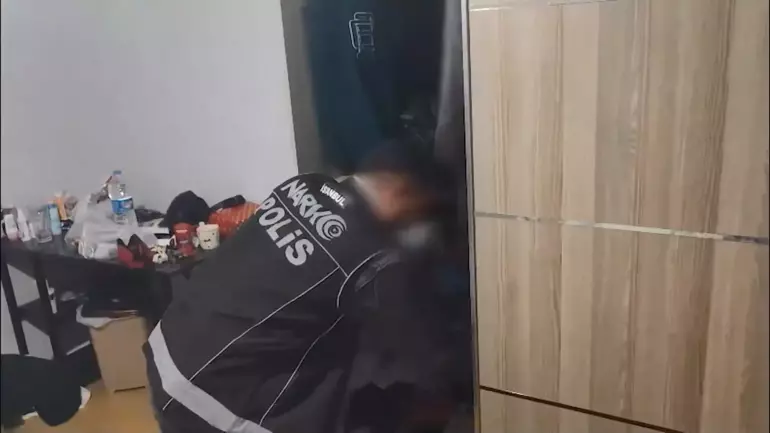 Eğlence Mekanlarında Yasaklı Madde Satanlara Baskın Hepsi Tek Tek Yakalandı (3)