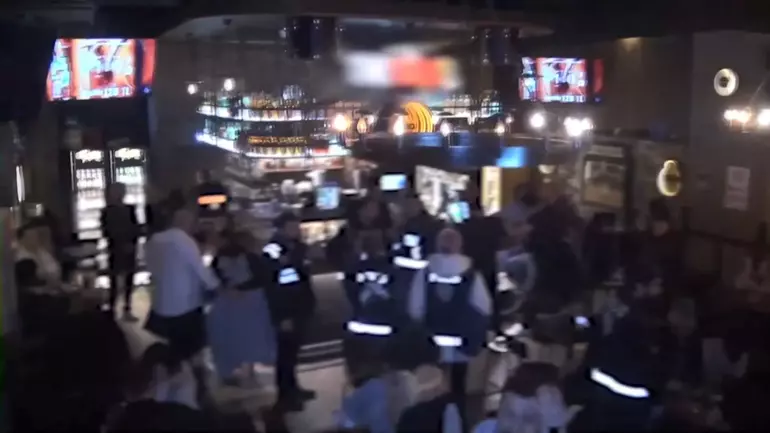 Eğlence Mekanlarında Yasaklı Madde Satanlara Baskın Hepsi Tek Tek Yakalandı (4)