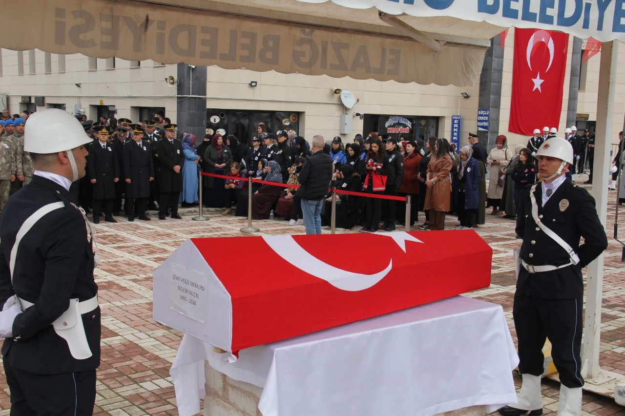 Elazığ’da Şehit Polis Seçkin Yalçın Gözyaşlarıyla Uğurlandı (2)
