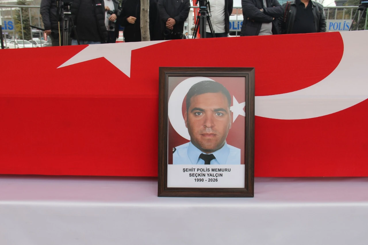 Elazığ’da Şehit Polis Seçkin Yalçın Gözyaşlarıyla Uğurlandı (3)