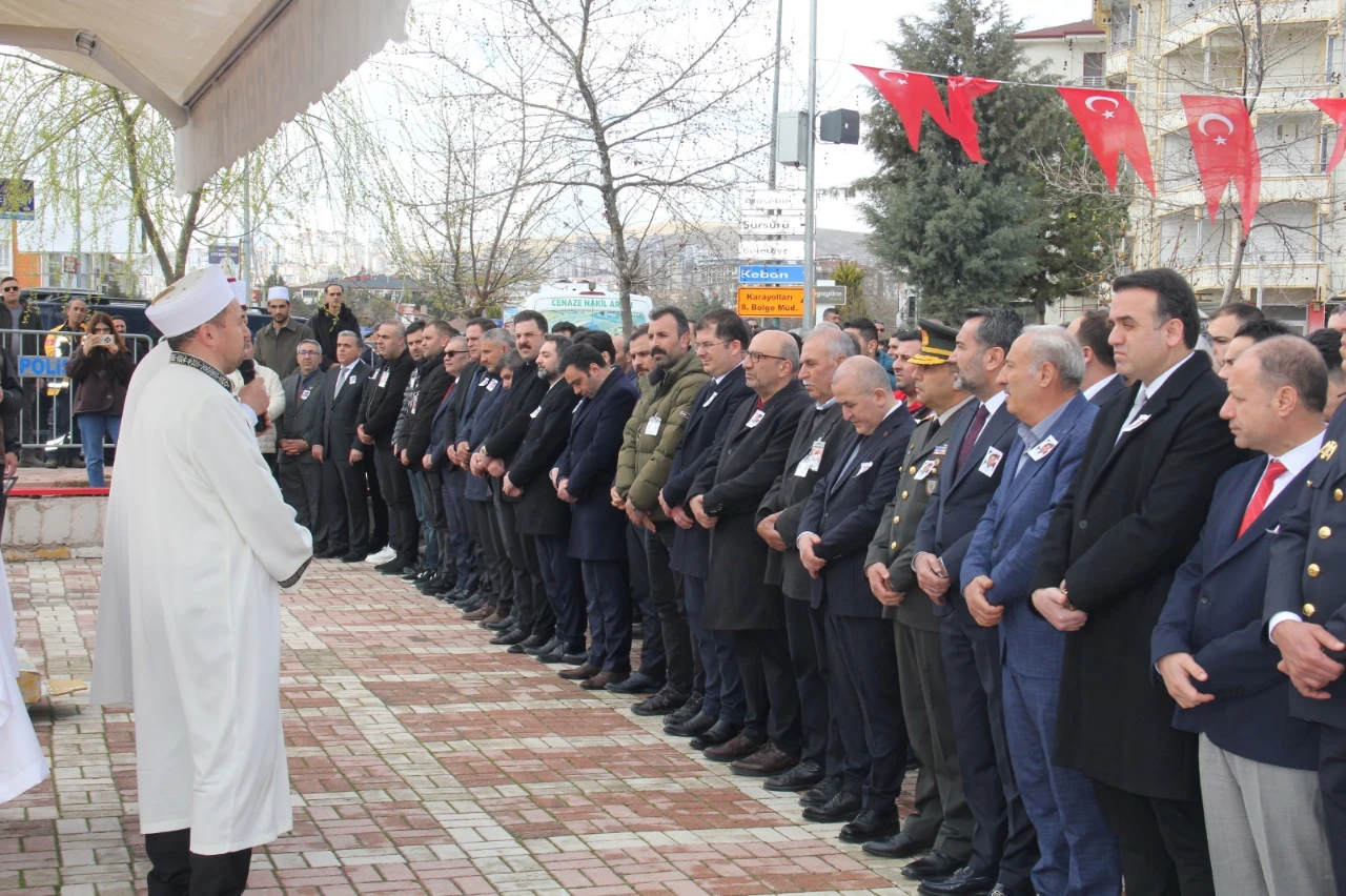 Elazığ’da Şehit Polis Seçkin Yalçın Gözyaşlarıyla Uğurlandı (5)