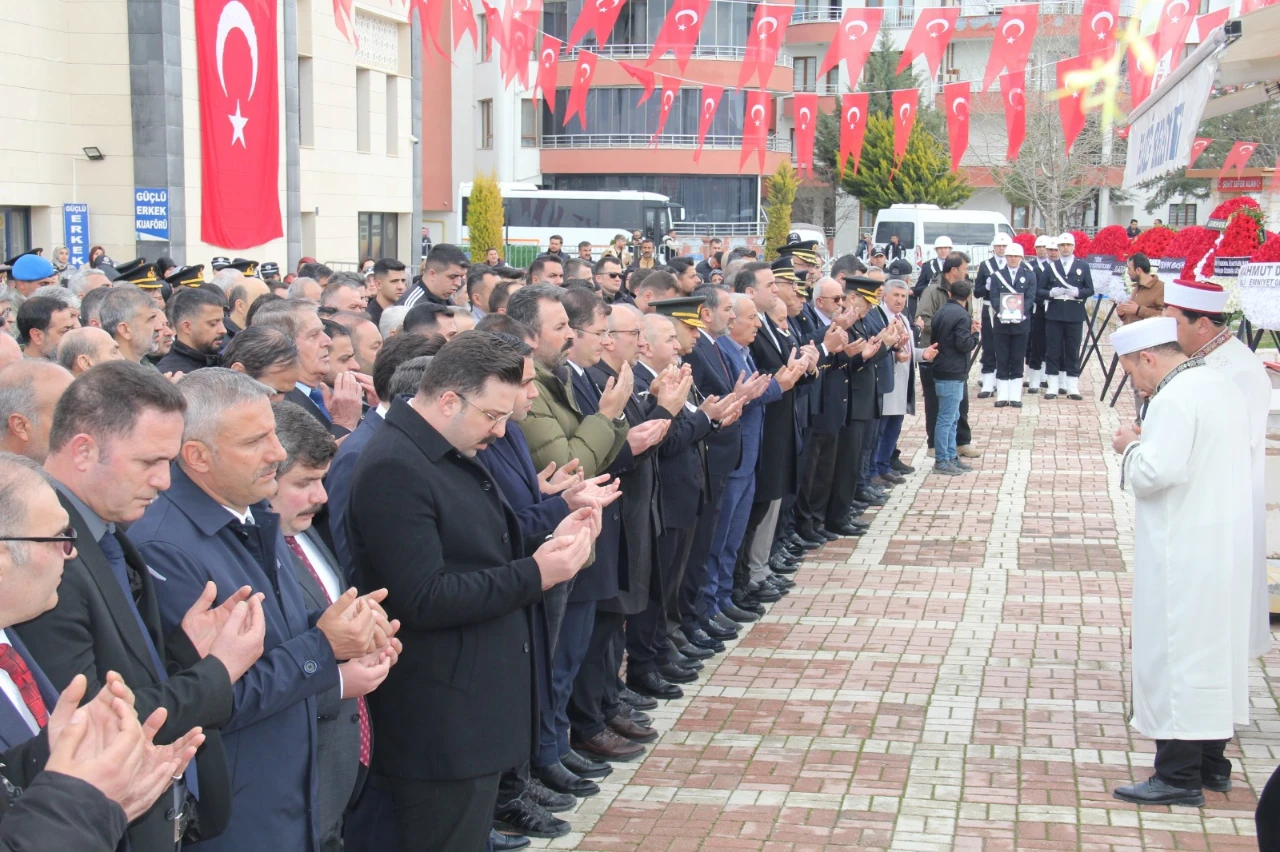 Elazığ’da Şehit Polis Seçkin Yalçın Gözyaşlarıyla Uğurlandı (7)