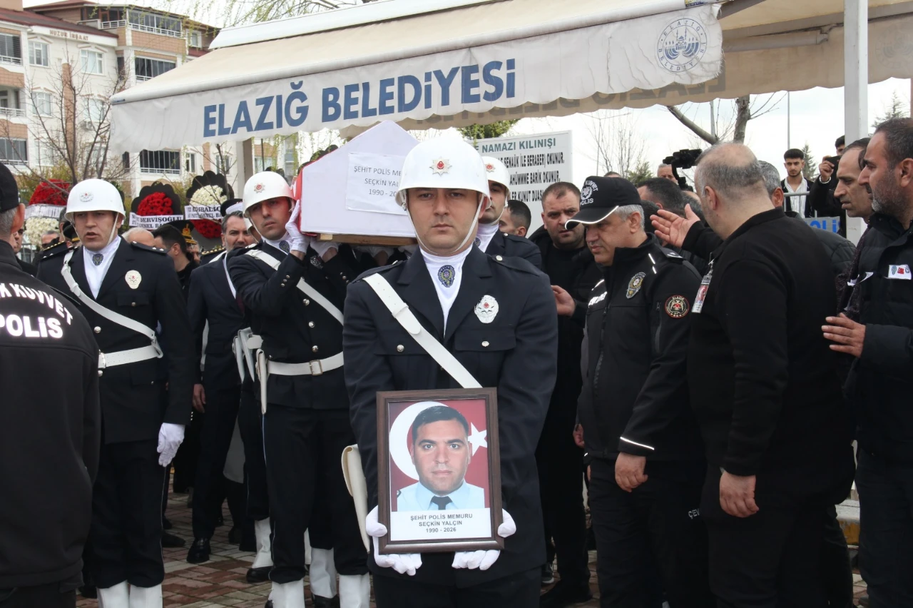 Elazığ’da Şehit Polis Seçkin Yalçın Gözyaşlarıyla Uğurlandı (8)