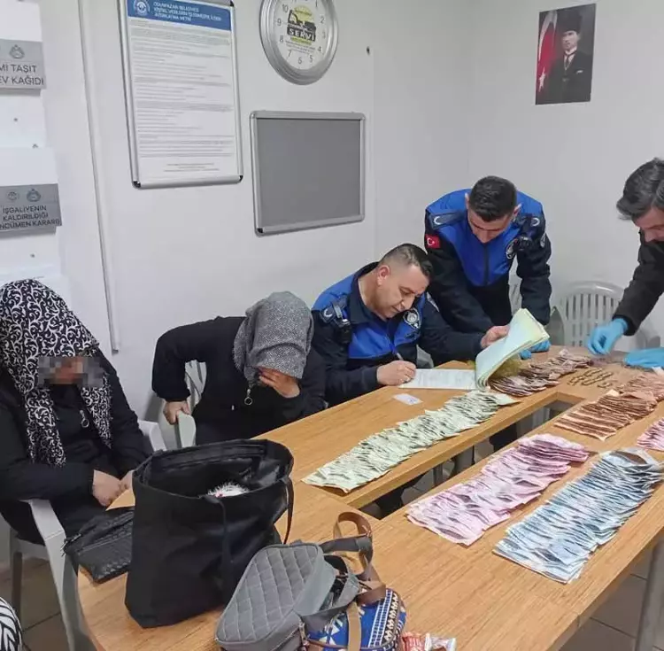 Engelli Çocukla Dilencilik Yapan 2 Kadının Üzerinden Çıkan Paralar Say Say Bitmedi (1)