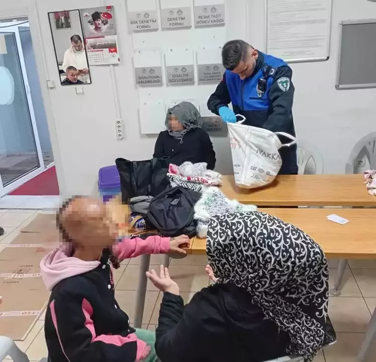 Engelli Çocukla Dilencilik Yapan 2 Kadının Üzerinden Çıkan Paralar Say Say Bitmedi (2)