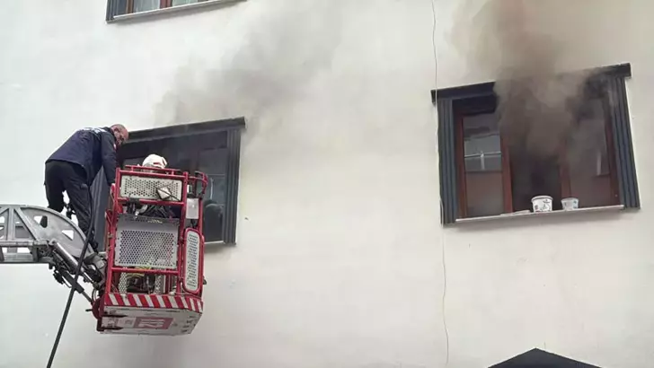 Evini Ateşe Verdiği Için Gözaltına Alındı; Nezarethanede Rahatsızlanınca Kaldırıldığı Hastanede Öldü (1)