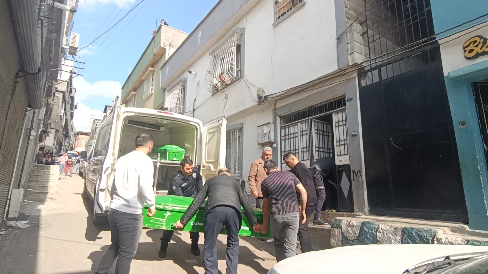 Gaziantep'te 14 Yaşındaki Kız Çocuğu, Babasını Boynundan Bıçaklayıp, Öldürdü (3)