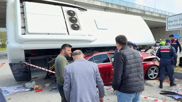 Halk Otobüsü Otomobilin Üzerine Devrildi; Yaralılar Var (1)