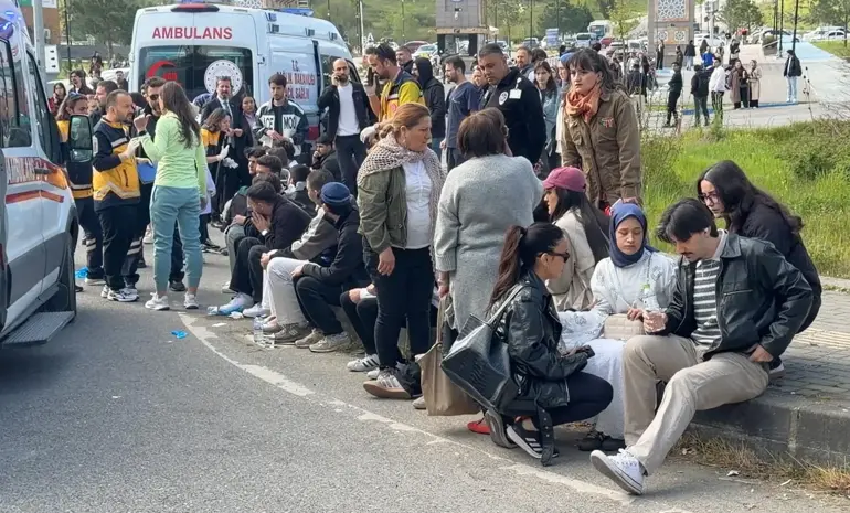 Halk Otobüsü Otomobilin Üzerine Devrildi; Yaralılar Var (2)