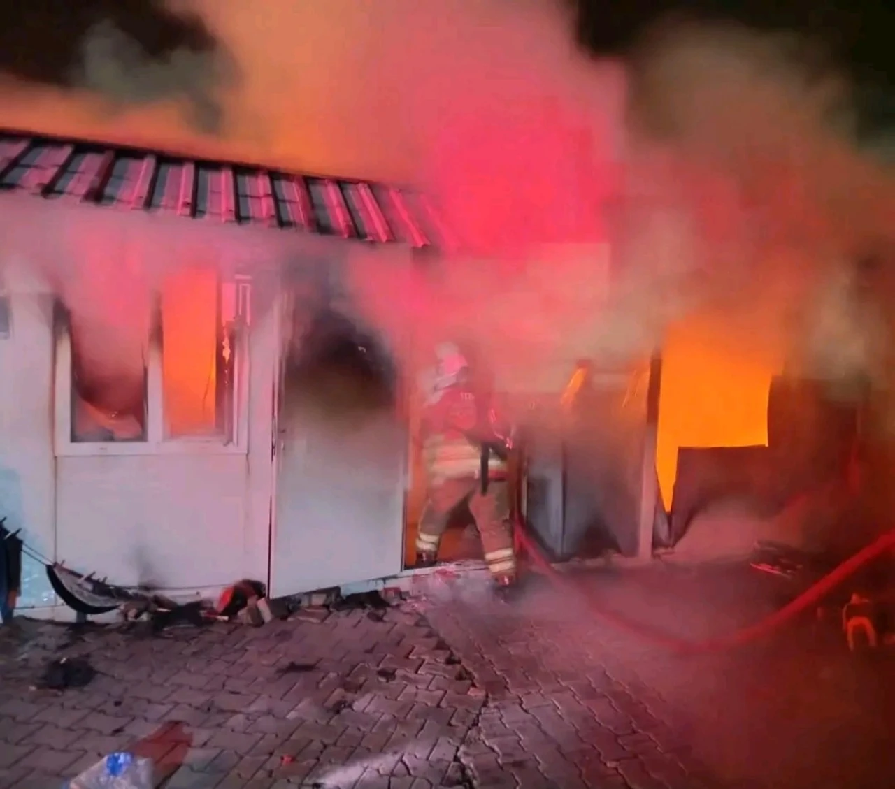 Hatay’da Depremzede Ailenin Konteyneri Alevlere Teslim Oldu (1)