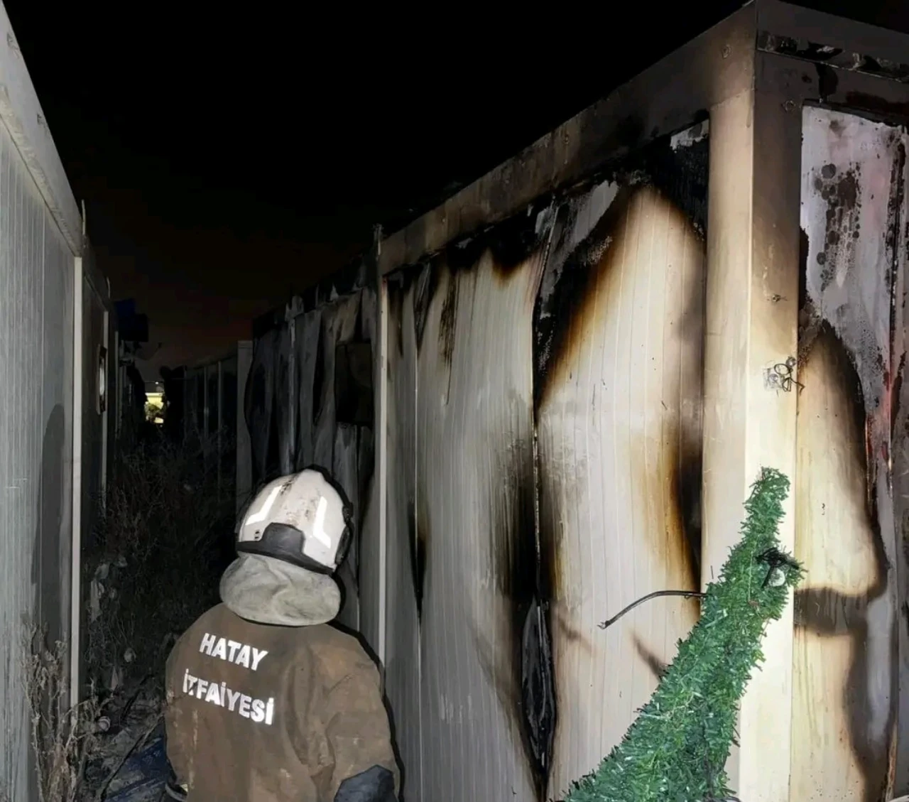 Hatay’da Depremzede Ailenin Konteyneri Alevlere Teslim Oldu (4)