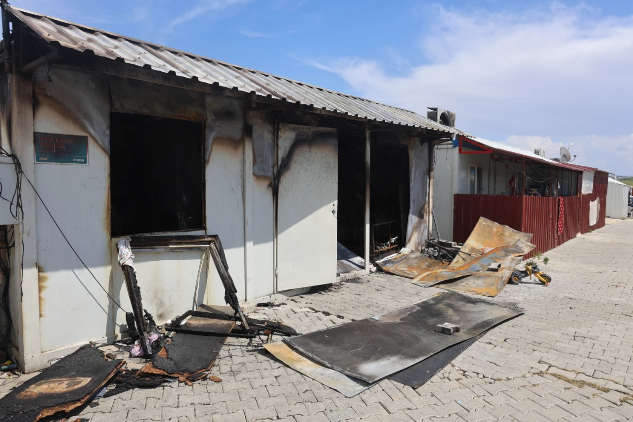 Hatay’da Depremzede Ailenin Konteyneri Alevlere Teslim Oldu (5)