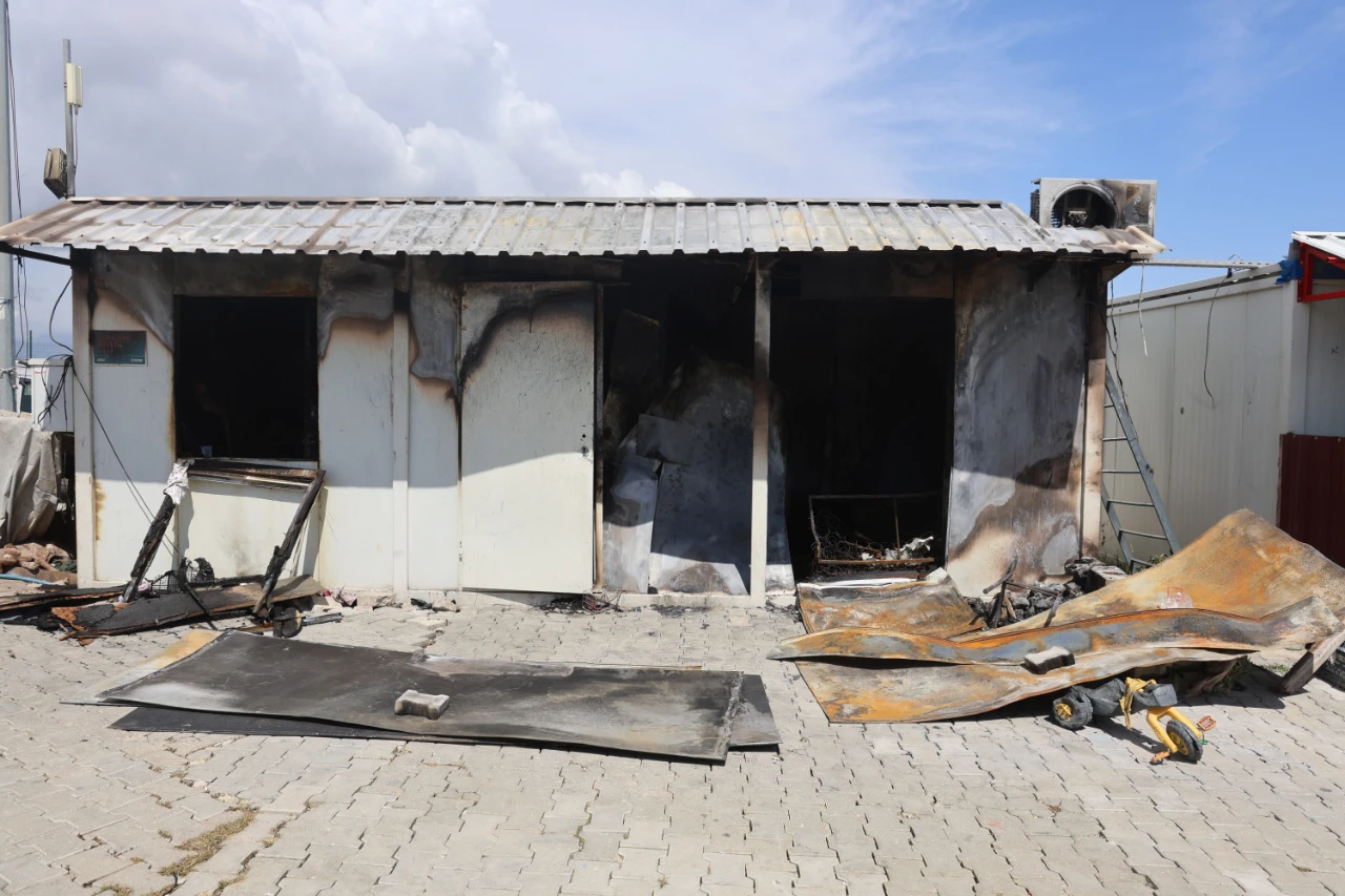 Hatay’da Depremzede Ailenin Konteyneri Alevlere Teslim Oldu (7)