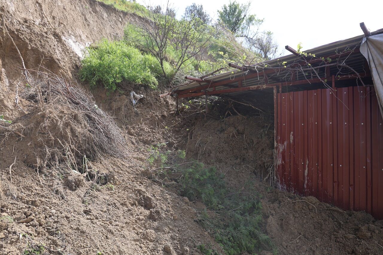 Hatay’da Heyelan Ahırın Kapısını Kapattı Hayvanlar Mahsur Kaldı (3)