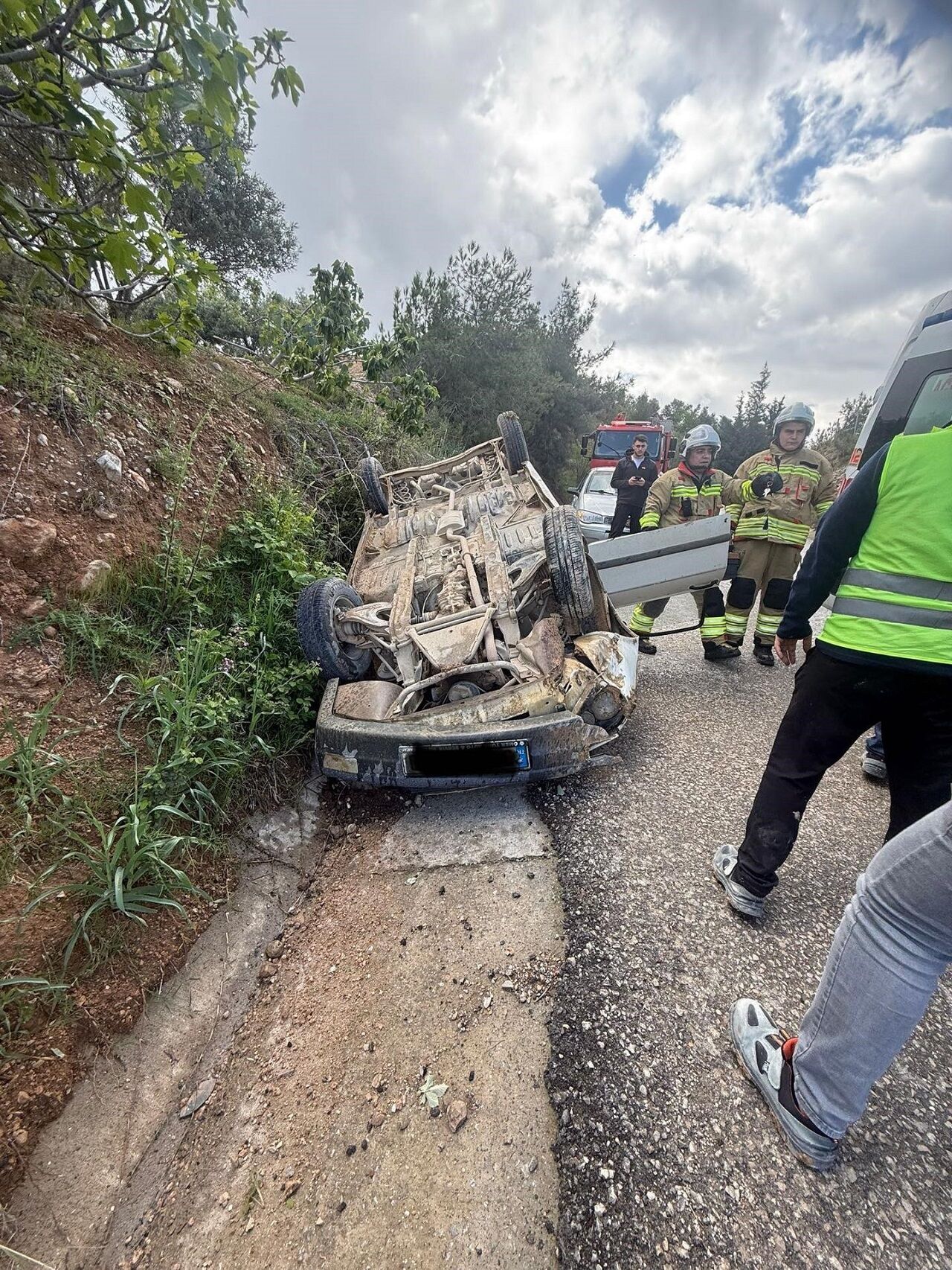 Hatay'da Otomobil Takla Attı! 2 Kişi Yaralandı (2)