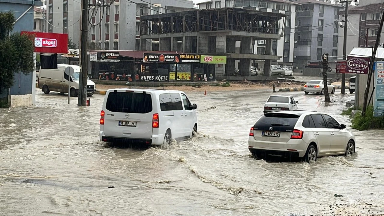 Hatay'da Şiddetli Yağış Ve Sel! Araçlar Mahsur Kaldı (1)