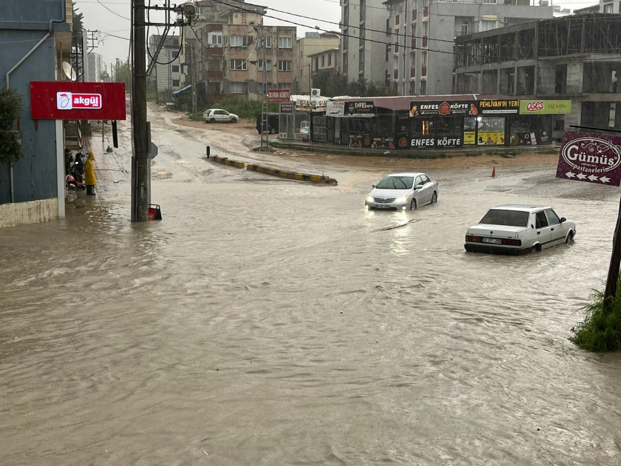 Hatay'da Şiddetli Yağış Ve Sel! Araçlar Mahsur Kaldı (2)