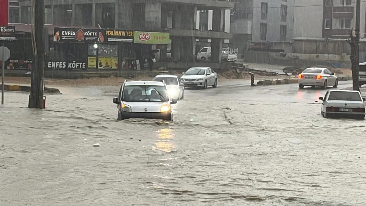 Hatay'da Şiddetli Yağış Ve Sel! Araçlar Mahsur Kaldı (3)