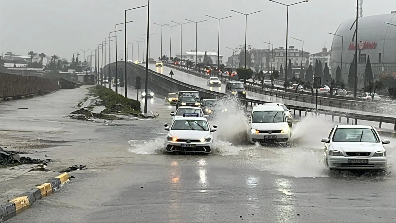Hatay'da Şiddetli Yağış Ve Sel! Araçlar Mahsur Kaldı (4)