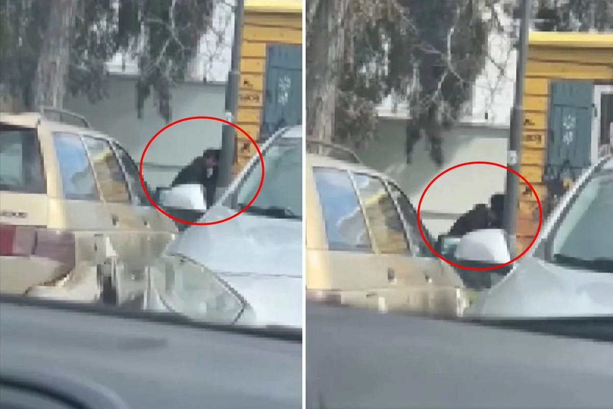 İki Erkek Sokakta Kucak Kucağa Oturup Öpüştü