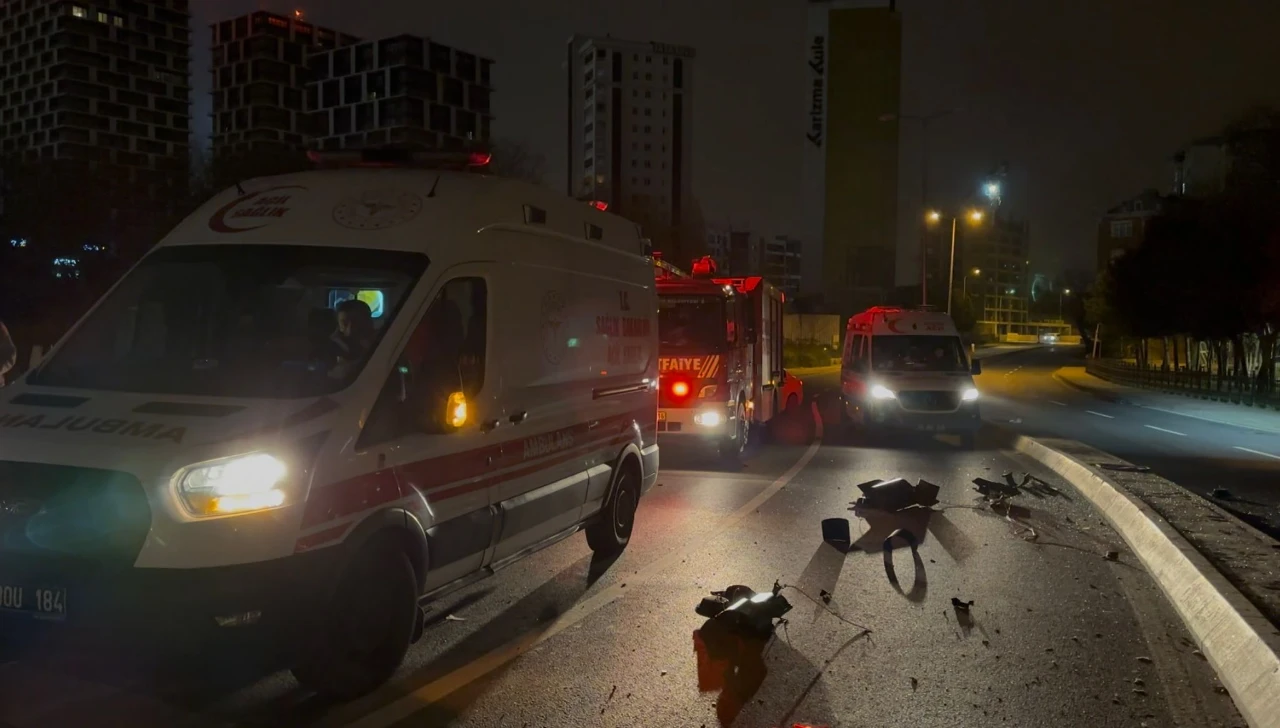 İstanbul Kartal’da Kavşakta Kaza! İki Otomobil Çarpıştı 4 Kişi Yaralandı (1)
