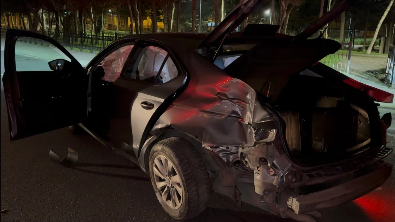 İstanbul Kartal’da Kavşakta Kaza! İki Otomobil Çarpıştı 4 Kişi Yaralandı (6)