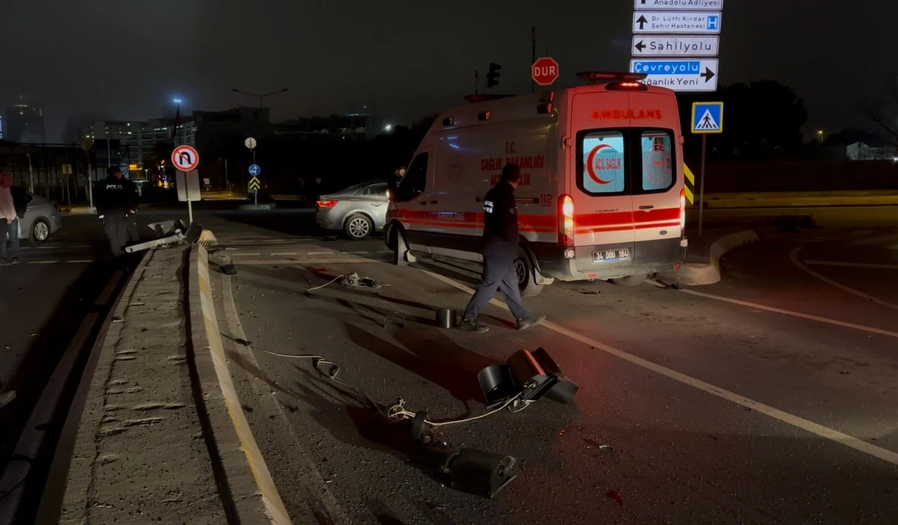 İstanbul Kartal’da Kavşakta Kaza! İki Otomobil Çarpıştı 4 Kişi Yaralandı (7)