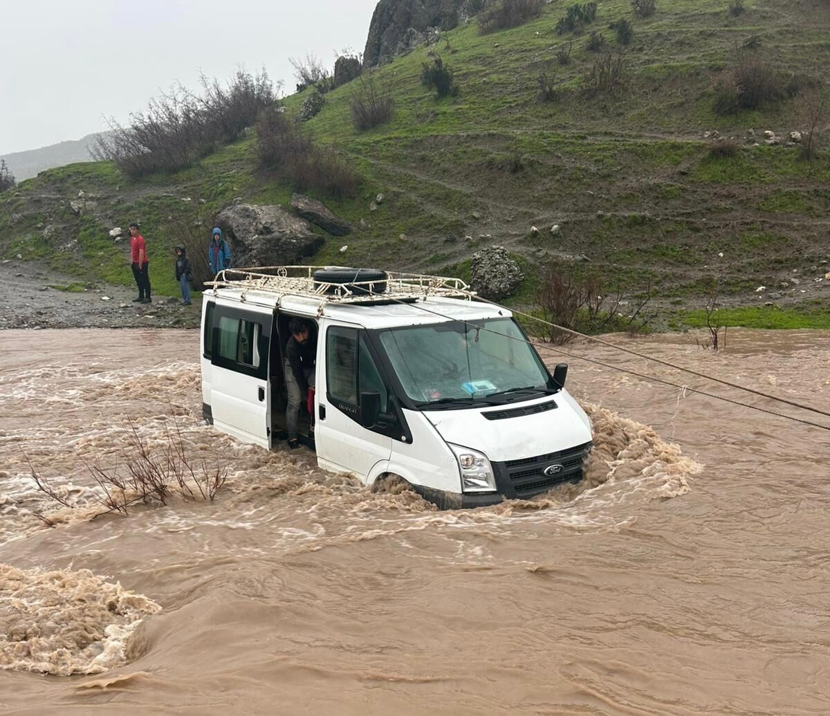 Kalp krizi geçiren kadın, selin kapattığı yolda mahsur kaldığı araçta öldü