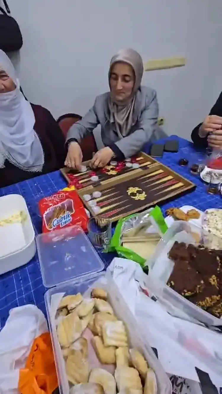 Kadın Muhtar Seçim Vaadini Yerine Getirdi, Kadınlar Kahveye Erkekler Eve Gitti (3)