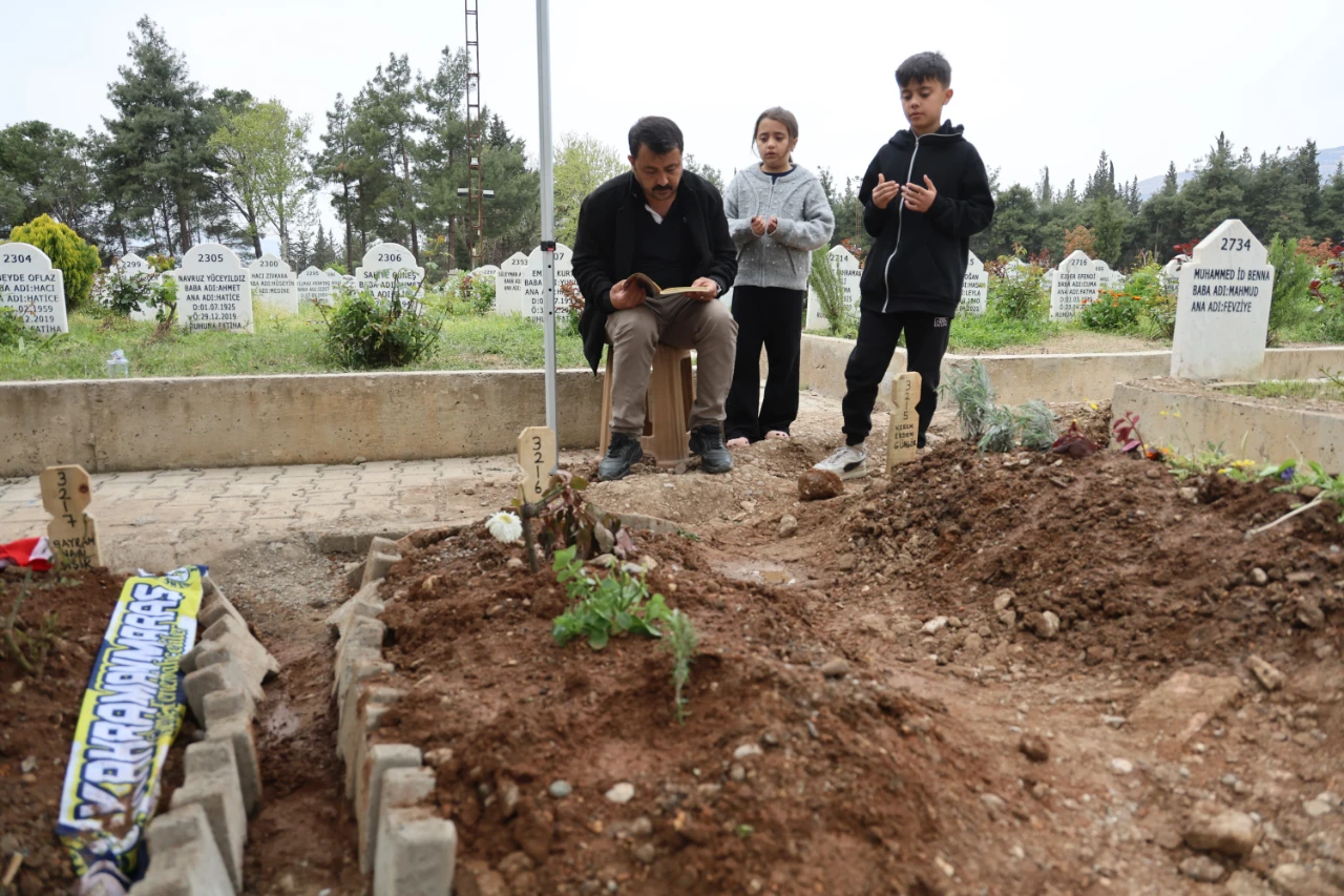 Kahramanmaraş Saldırısı Kurbanı 4 Çocuğun Mezarına Şeker Konuldu! (1)