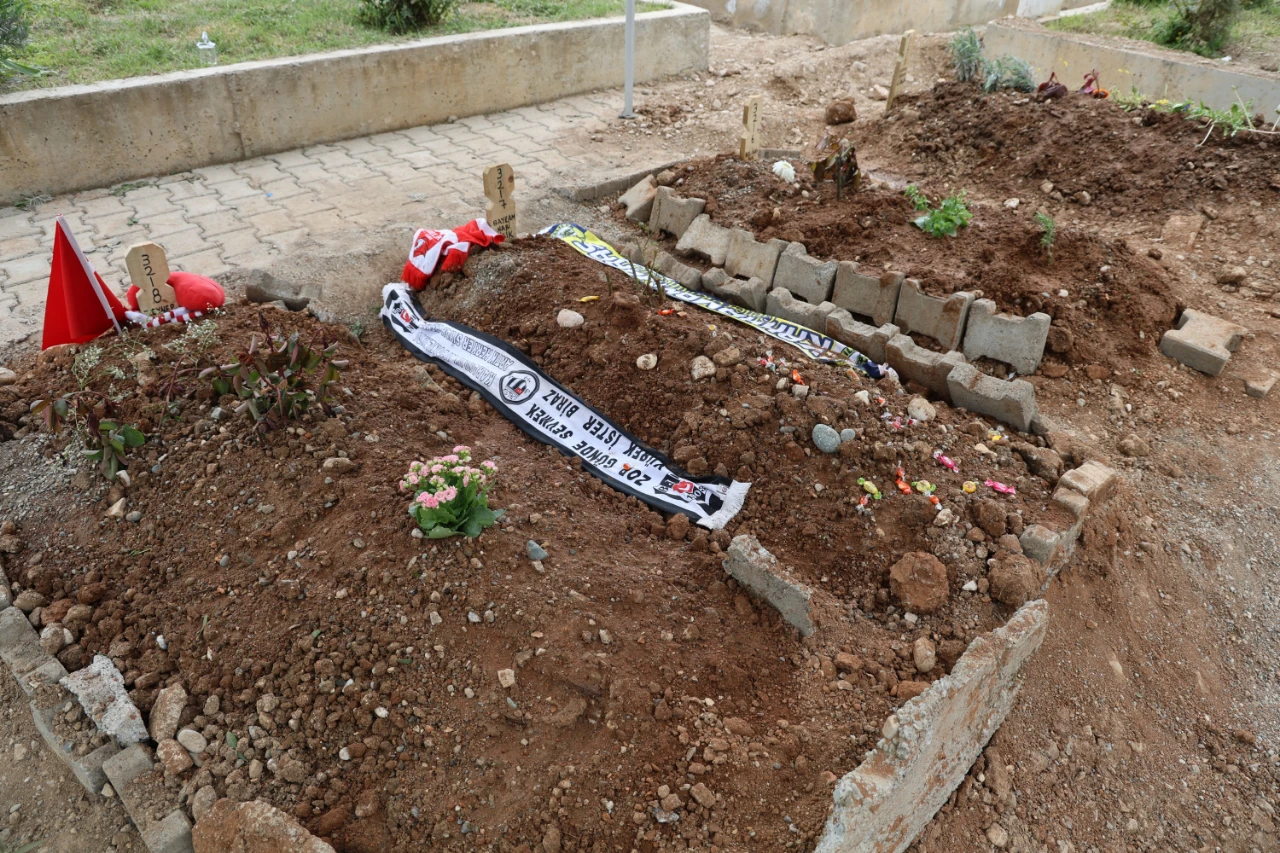 Kahramanmaraş Saldırısı Kurbanı 4 Çocuğun Mezarına Şeker Konuldu! (13)