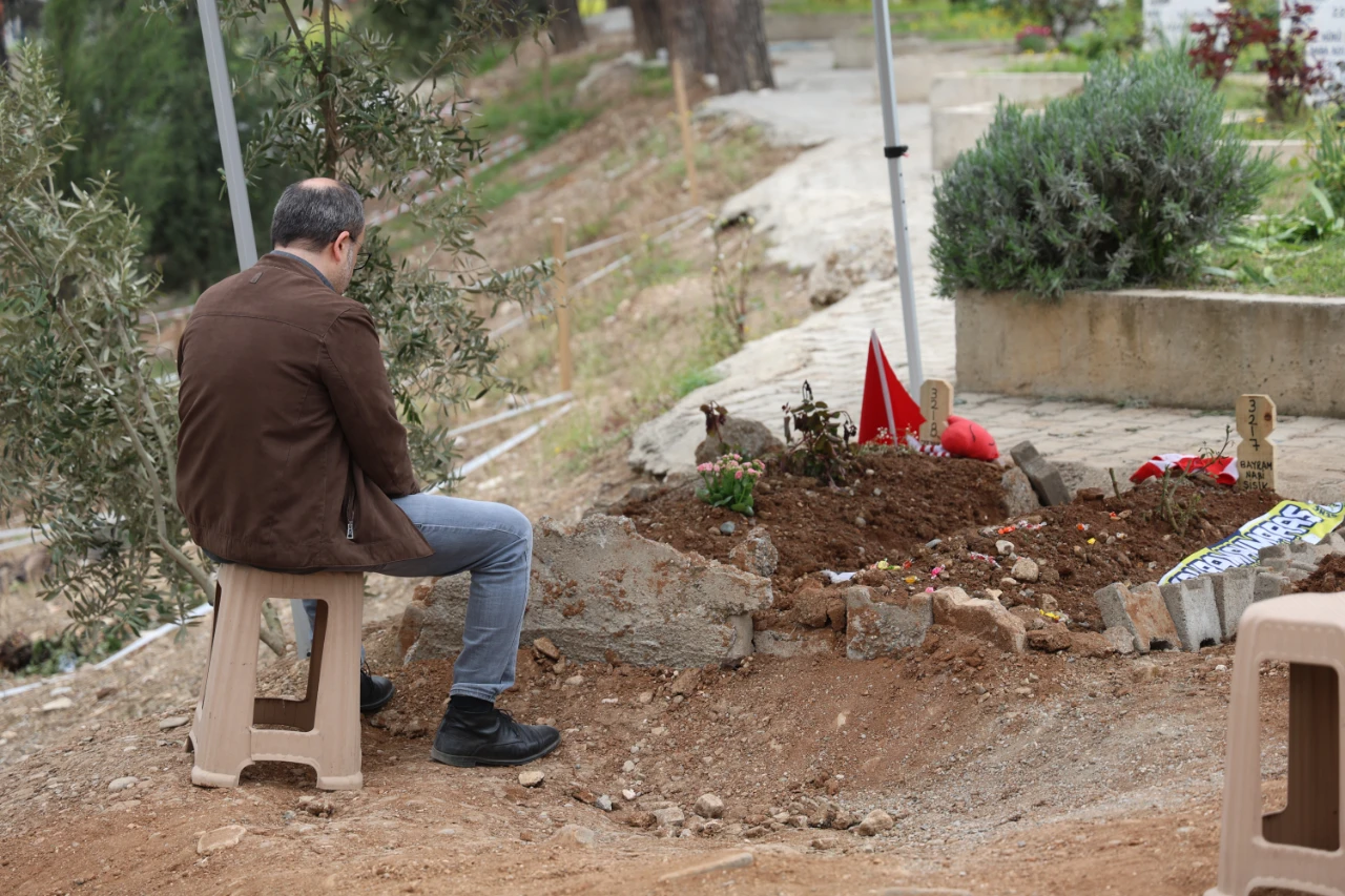 Kahramanmaraş Saldırısı Kurbanı 4 Çocuğun Mezarına Şeker Konuldu! (2)
