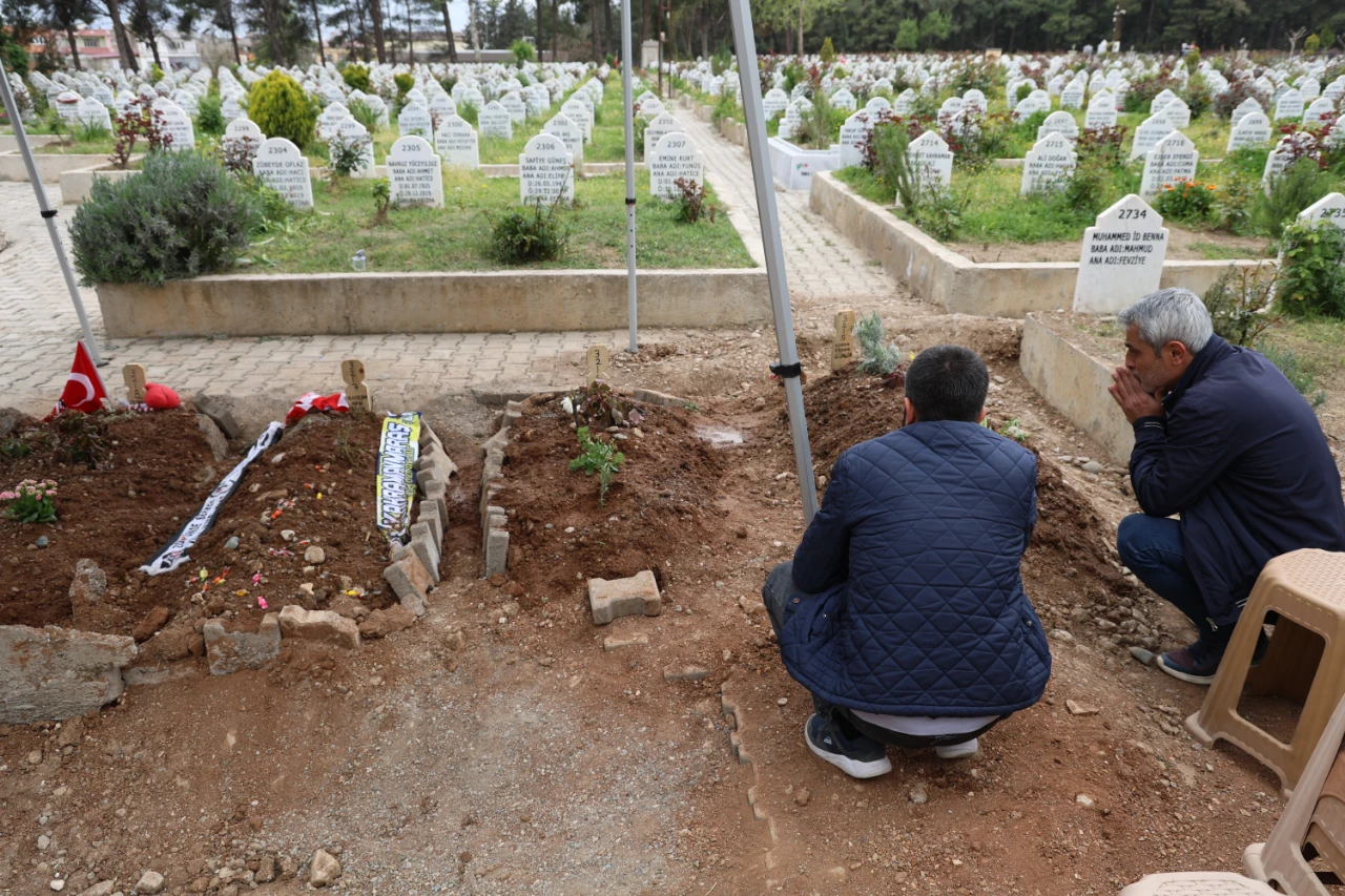 Kahramanmaraş Saldırısı Kurbanı 4 Çocuğun Mezarına Şeker Konuldu! (3)
